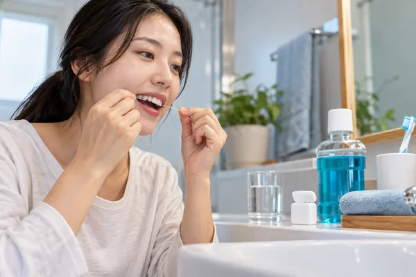 치실과 구강청결제는 보조 수단으로 이해하셔야 합니다 관련 AI 생성 예시 이미지