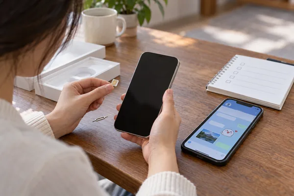SIM, eSIM, 메신저를 옮길 때 자주 놓치는 부분 관련 AI 생성 예시 이미지
