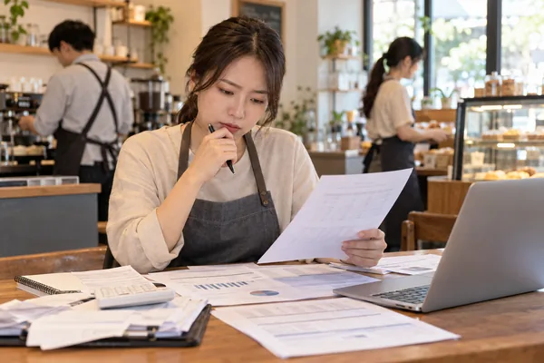 매출과 근로자 수 기준을 볼 때 주의할 점 관련 AI 생성 예시 이미지