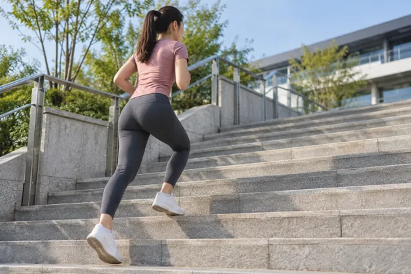 계단 운동 자세 점검 알아둘 점은 무엇부터 봐야 하나요 관련 AI 생성 예시 이미지